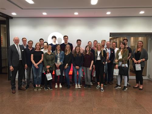 Die Stipendiat/innengruppe mit Prof. Dr. Horst Peters (3. v. li.) bei ihrem Besuch in der Düsseldorfer Messe. Foto: privat